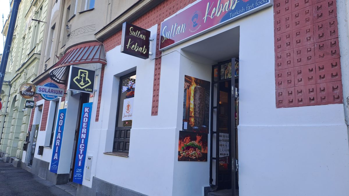 Tureckého majitele kebabu v Plzni vyšetřuje policie za protižidovské nápisy